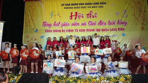 Trường Tiểu học Ái Mộ A tham gia Hội thi “Tiếng hát giáo viên và giai điệu tuổi hồng” chào mừng kỉ niệm 15 năm thành lập quận Long Biên
